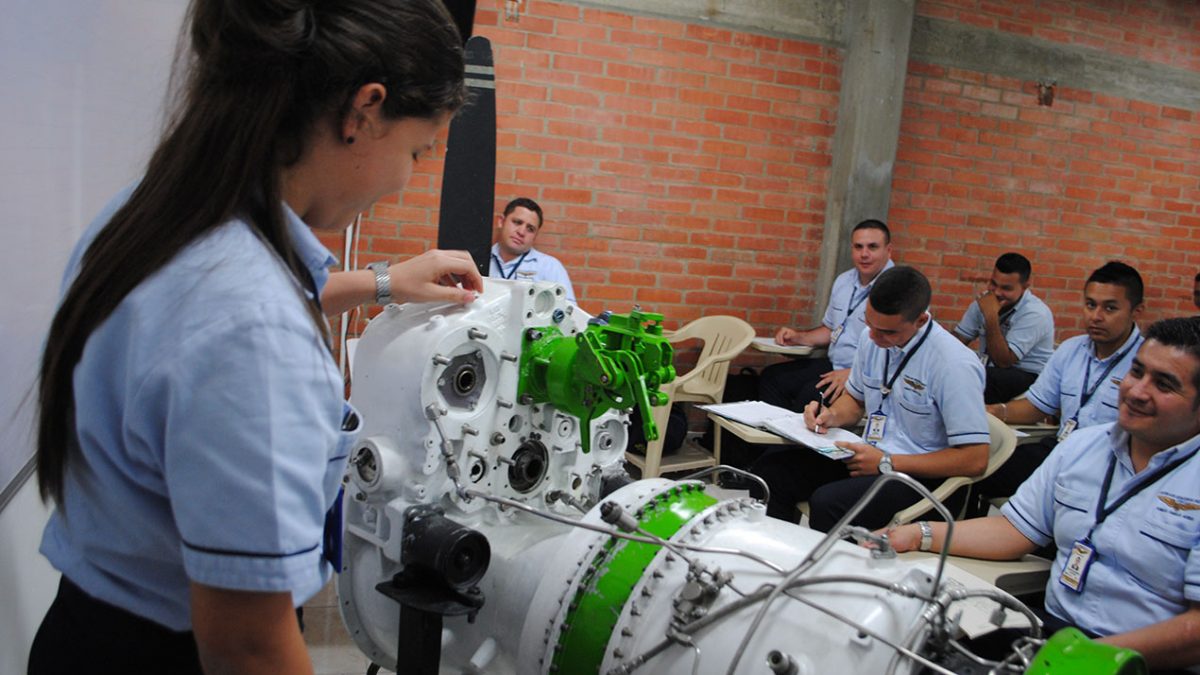 Alumnos estudiando 1