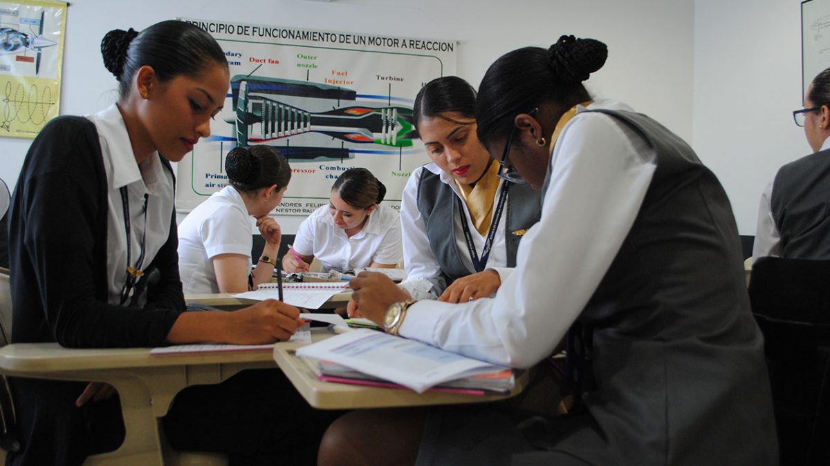 Alumnos estudiando 1